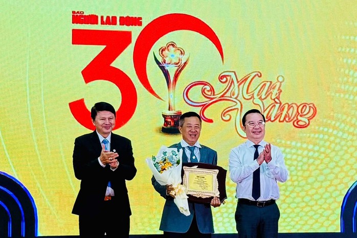 Văn nghệ sĩ giải Mai Vàng "Văn hóa văn nghệ xuất sắc" chào xuân mới- Ảnh 1. Văn nghệ sĩ giải Mai Vàng "Văn hóa văn nghệ xuất sắc" chào xuân mới- Ảnh 1.