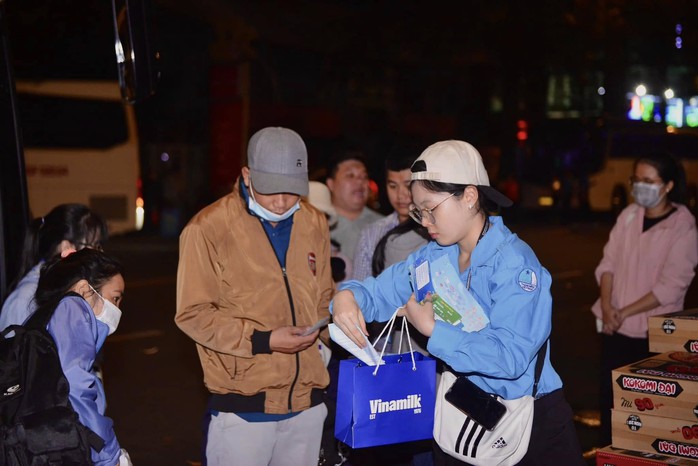 “Chuyến xe mùa Xuân” chở niềm vui sum họp- Ảnh 1. “Chuyến xe mùa Xuân” chở niềm vui sum họp- Ảnh 1.