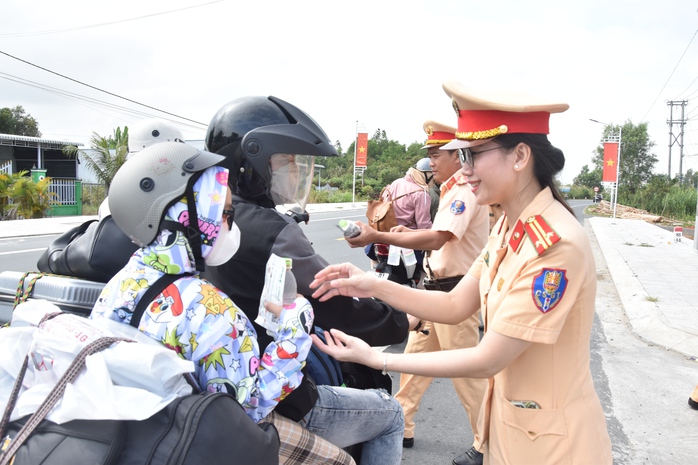 VIDEO: Mát lòng người dân miền Tây trên đường về quê đón Tết - Ảnh 7. VIDEO: Mát lòng người dân miền Tây trên đường về quê đón Tết - Ảnh 7.