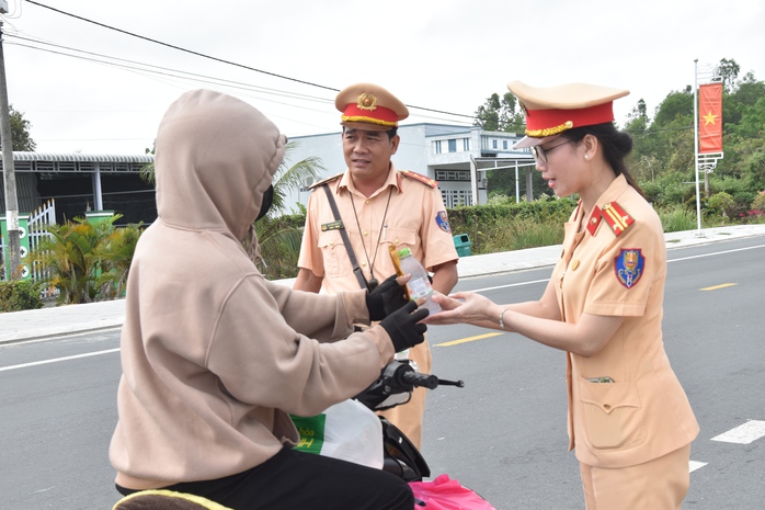 VIDEO: Mát lòng người dân miền Tây trên đường về quê đón Tết - Ảnh 11. VIDEO: Mát lòng người dân miền Tây trên đường về quê đón Tết - Ảnh 11.