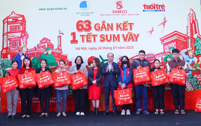 Thêm động lực cho công nhân nghèo dịp Tết- Ảnh 2. Thêm động lực cho công nhân nghèo dịp Tết- Ảnh 2.