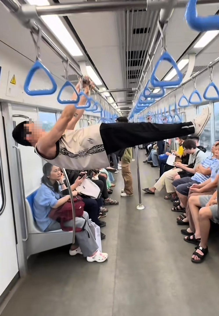 HURC1 lên tiếng về chuyện tập calisthenic, chụp ảnh "nóng" ở metro số 1- Ảnh 1. HURC1 lên tiếng về chuyện tập calisthenic, chụp ảnh "nóng" ở metro số 1- Ảnh 1.