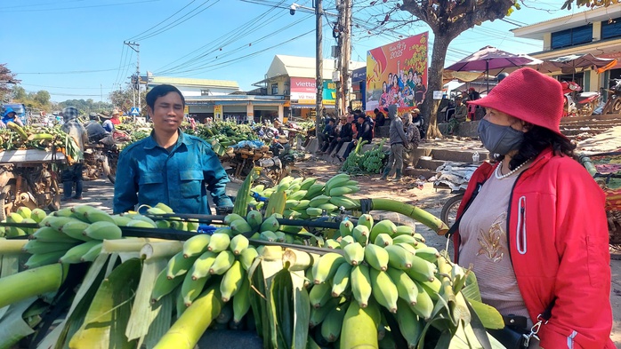 Đi chợ chuối mật mốc lớn nhất miền Trung ngày cuối năm- Ảnh 6. Đi chợ chuối mật mốc lớn nhất miền Trung ngày cuối năm- Ảnh 6.