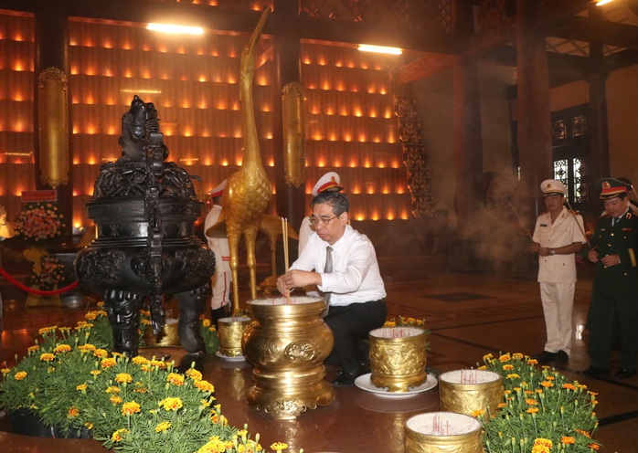 Lãnh đạo TP HCM tưởng niệm các Mẹ Việt Nam 
anh hùng, anh hùng liệt sĩ tại Củ Chi- Ảnh 1.