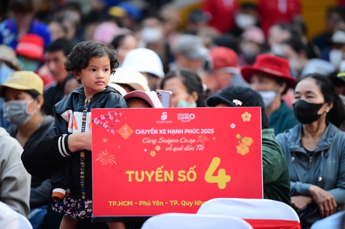 Chuyến xe 0 đồng đưa 900 người về quê ăn Tết- Ảnh 1. Chuyến xe 0 đồng đưa 900 người về quê ăn Tết- Ảnh 1.