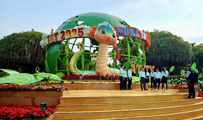 Ngắm dàn linh vật rắn "đổ bộ" Vũng Tàu- Ảnh 2. Ngắm dàn linh vật rắn "đổ bộ" Vũng Tàu- Ảnh 2.