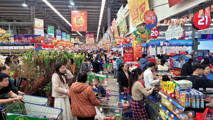 Hàng chục ngàn khách hàng đổ về siêu thị sắm Tết- Ảnh 7. Hàng chục ngàn khách hàng đổ về siêu thị sắm Tết- Ảnh 7.