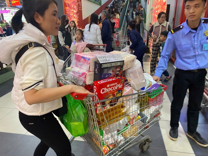 Hàng chục ngàn khách hàng đổ về siêu thị sắm Tết- Ảnh 1. Hàng chục ngàn khách hàng đổ về siêu thị sắm Tết- Ảnh 1.