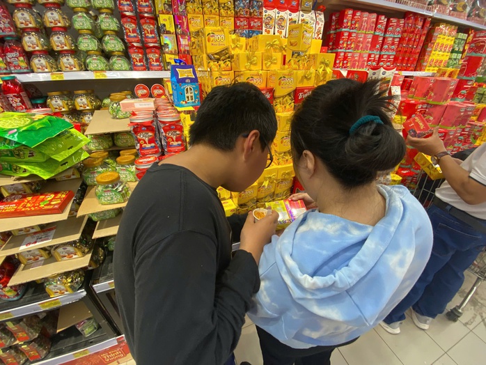 Hàng chục ngàn khách hàng đổ về siêu thị sắm Tết- Ảnh 4. Hàng chục ngàn khách hàng đổ về siêu thị sắm Tết- Ảnh 4.