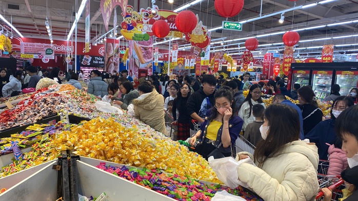 Hàng chục ngàn khách hàng đổ về siêu thị sắm Tết- Ảnh 5. Hàng chục ngàn khách hàng đổ về siêu thị sắm Tết- Ảnh 5.