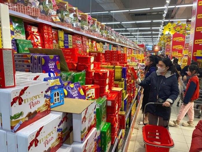 Hàng chục ngàn khách hàng đổ về siêu thị sắm Tết- Ảnh 3. Hàng chục ngàn khách hàng đổ về siêu thị sắm Tết- Ảnh 3.