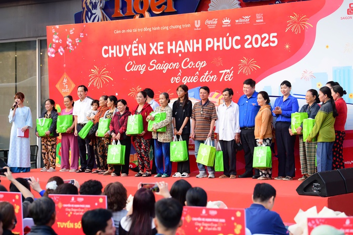 Chuyến xe 0 đồng đưa 900 người về quê ăn Tết- Ảnh 4. Chuyến xe 0 đồng đưa 900 người về quê ăn Tết- Ảnh 4.