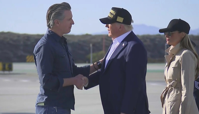 Thống đốc California Gavin Newsom chào đón Tổng thống Donald Trump và Đệ nhất phu nhân Melania Trump trước khi họ đi thị sát các khu vực cháy rừng. Ảnh: Đài KTLA Thống đốc California Gavin Newsom chào đón Tổng thống Donald Trump và Đệ nhất phu nhân Melania Trump trước khi họ đi thị sát các khu vực cháy rừng. Ảnh: Đài KTLA