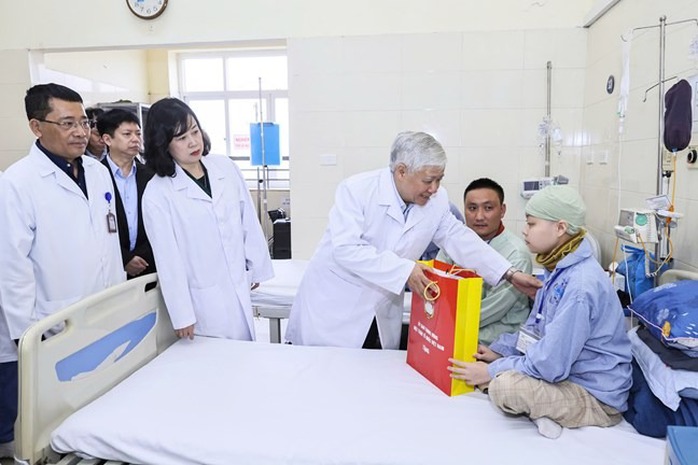 Ông Đỗ Văn Chiến thăm, tặng quà bệnh nhân tại Bệnh viện K Tân Triều- Ảnh 1. Ông Đỗ Văn Chiến thăm, tặng quà bệnh nhân tại Bệnh viện K Tân Triều- Ảnh 1.