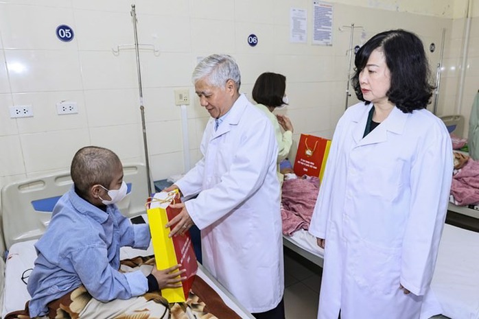 Ông Đỗ Văn Chiến thăm, tặng quà bệnh nhân tại Bệnh viện K Tân Triều- Ảnh 2. Ông Đỗ Văn Chiến thăm, tặng quà bệnh nhân tại Bệnh viện K Tân Triều- Ảnh 2.
