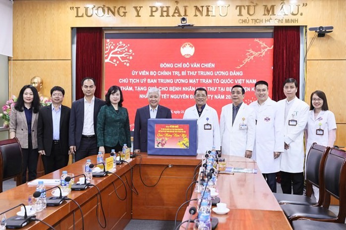 Ông Đỗ Văn Chiến thăm, tặng quà bệnh nhân tại Bệnh viện K Tân Triều- Ảnh 3. Ông Đỗ Văn Chiến thăm, tặng quà bệnh nhân tại Bệnh viện K Tân Triều- Ảnh 3.
