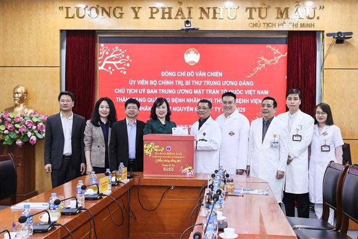 Ông Đỗ Văn Chiến thăm, tặng quà bệnh nhân tại Bệnh viện K Tân Triều- Ảnh 4. Ông Đỗ Văn Chiến thăm, tặng quà bệnh nhân tại Bệnh viện K Tân Triều- Ảnh 4.