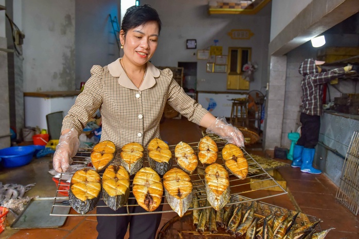 Cá nướng, món "quà quê" hút khách ngày Tết- Ảnh 1.