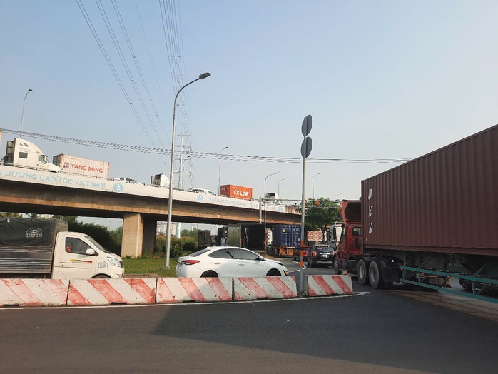 Đường dẫn cao tốc TP HCM - Long Thành - Dầu Giây ùn tắc nghiêm trọng ngày đầu nghỉ Tết- Ảnh 6. Đường dẫn cao tốc TP HCM - Long Thành - Dầu Giây ùn tắc nghiêm trọng ngày đầu nghỉ Tết- Ảnh 6.