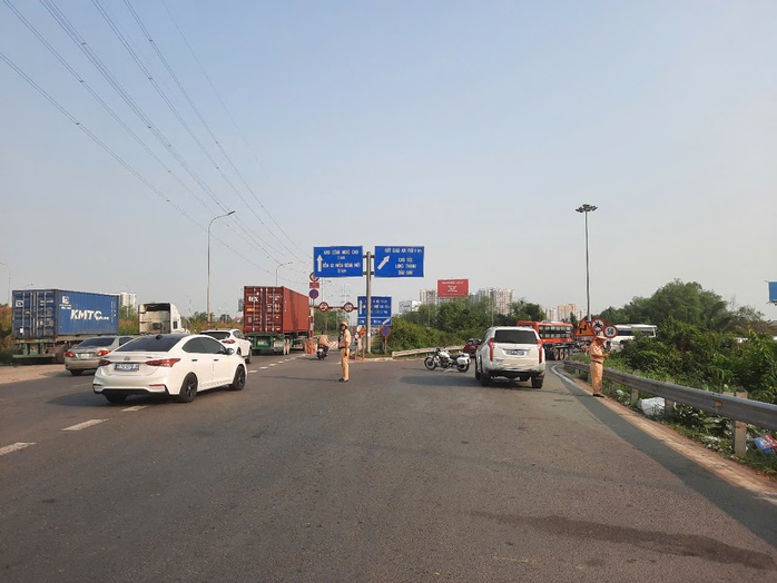 Đường dẫn cao tốc TP HCM - Long Thành - Dầu Giây ùn tắc nghiêm trọng ngày đầu nghỉ Tết- Ảnh 4. Đường dẫn cao tốc TP HCM - Long Thành - Dầu Giây ùn tắc nghiêm trọng ngày đầu nghỉ Tết- Ảnh 4.