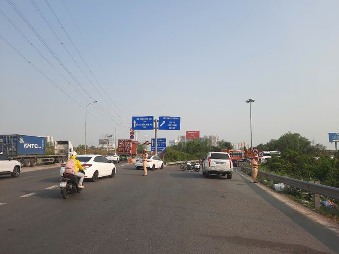 Đường dẫn cao tốc TP HCM - Long Thành - Dầu Giây ùn tắc nghiêm trọng ngày đầu nghỉ Tết- Ảnh 5. Đường dẫn cao tốc TP HCM - Long Thành - Dầu Giây ùn tắc nghiêm trọng ngày đầu nghỉ Tết- Ảnh 5.