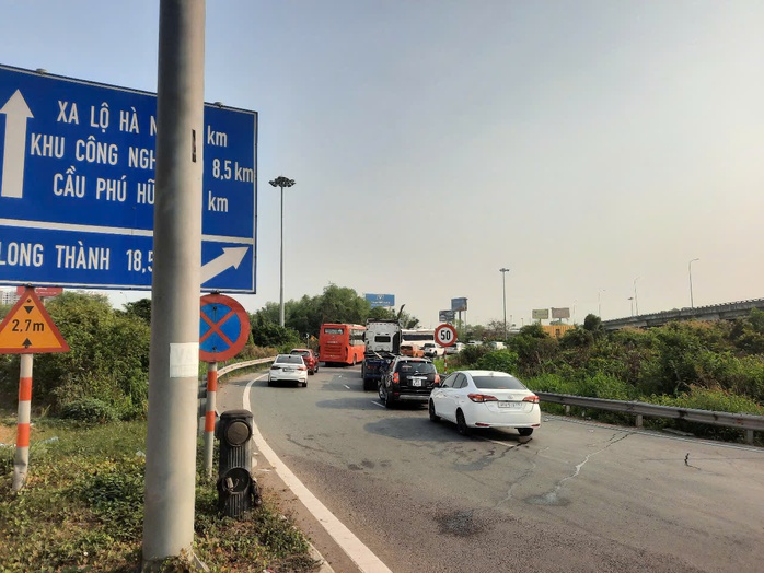 Đường dẫn cao tốc TP HCM - Long Thành - Dầu Giây ùn tắc nghiêm trọng ngày đầu nghỉ Tết- Ảnh 3. Đường dẫn cao tốc TP HCM - Long Thành - Dầu Giây ùn tắc nghiêm trọng ngày đầu nghỉ Tết- Ảnh 3.