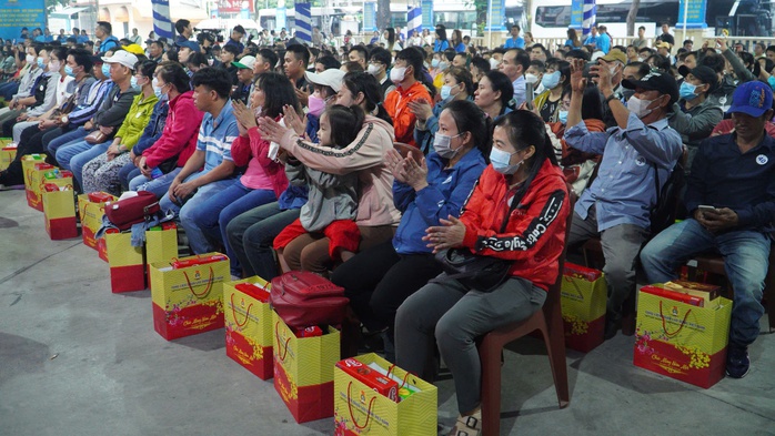 Công nhân phấn khởi khi được Bí thư Thành ủy TP HCM tặng quà Tết- Ảnh 5. Công nhân phấn khởi khi được Bí thư Thành ủy TP HCM tặng quà Tết- Ảnh 5.