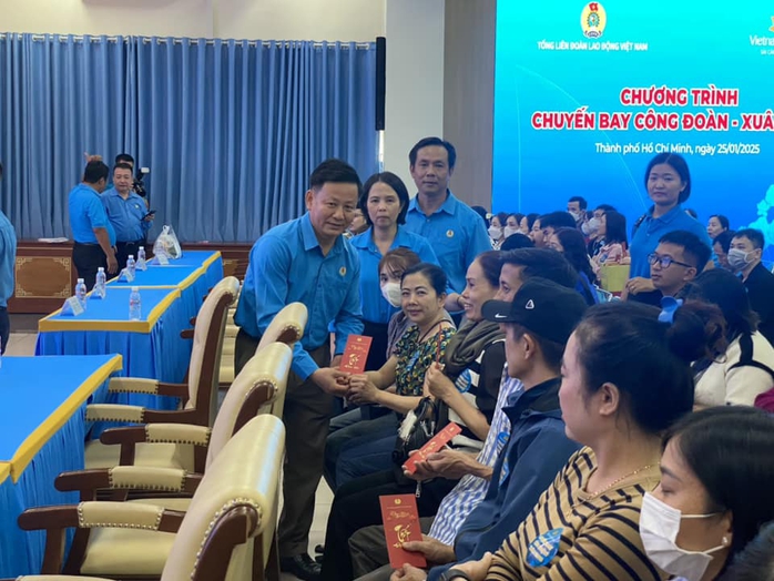 Vạn người ở Đồng Nai về Tết với “giá vé 0 đồng”- Ảnh 7. Vạn người ở Đồng Nai về Tết với “giá vé 0 đồng”- Ảnh 7.