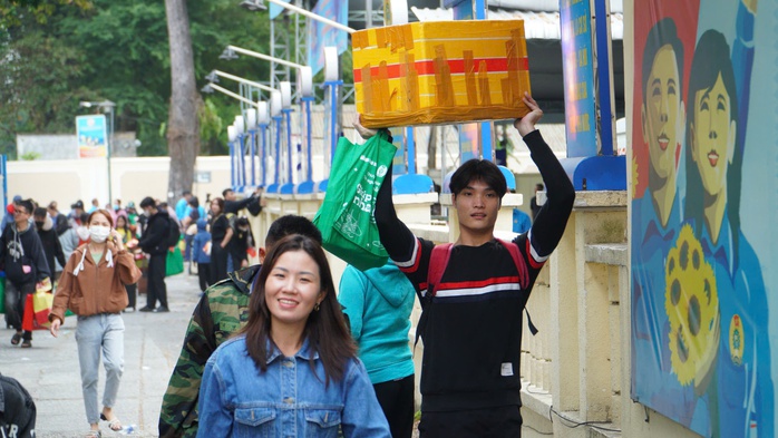 Công nhân phấn khởi khi được Bí thư Thành ủy TP HCM tặng quà Tết- Ảnh 11. Công nhân phấn khởi khi được Bí thư Thành ủy TP HCM tặng quà Tết- Ảnh 11.