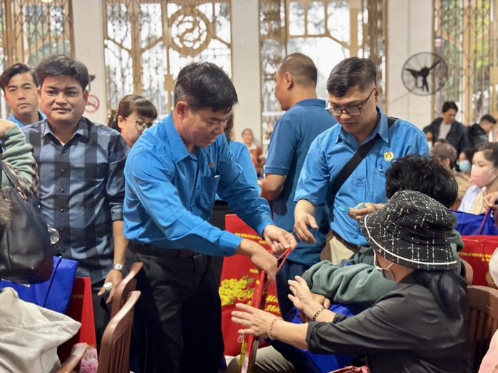 Niềm vui trên những chuyến xe 0 đồng- Ảnh 4. Niềm vui trên những chuyến xe 0 đồng- Ảnh 4.
