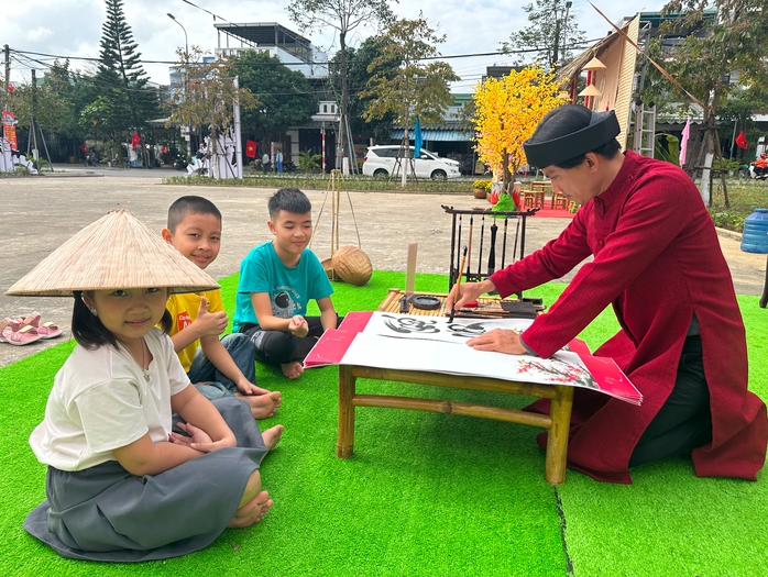 CLIP: Chủ nhà trọ cùng cán bộ Công đoàn gói bánh chưng tặng công nhân- Ảnh 9. CLIP: Chủ nhà trọ cùng cán bộ Công đoàn gói bánh chưng tặng công nhân- Ảnh 9.