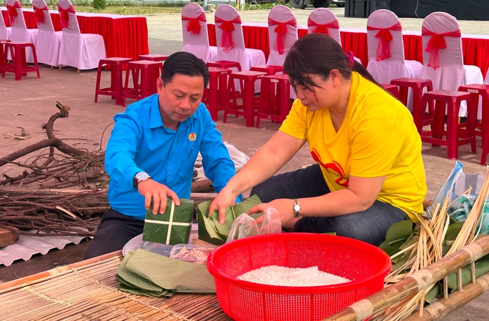 CLIP: Chủ nhà trọ cùng cán bộ Công đoàn gói bánh chưng tặng công nhân- Ảnh 1. CLIP: Chủ nhà trọ cùng cán bộ Công đoàn gói bánh chưng tặng công nhân- Ảnh 1.