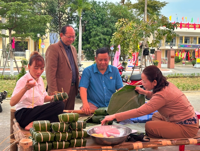 CLIP: Chủ nhà trọ cùng cán bộ Công đoàn gói bánh chưng tặng công nhân- Ảnh 2. CLIP: Chủ nhà trọ cùng cán bộ Công đoàn gói bánh chưng tặng công nhân- Ảnh 2.
