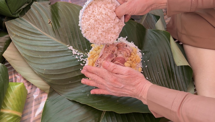 CLIP: Chủ nhà trọ cùng cán bộ Công đoàn gói bánh chưng tặng công nhân- Ảnh 3. CLIP: Chủ nhà trọ cùng cán bộ Công đoàn gói bánh chưng tặng công nhân- Ảnh 3.