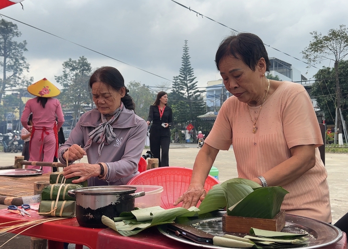 CLIP: Chủ nhà trọ cùng cán bộ Công đoàn gói bánh chưng tặng công nhân- Ảnh 4. CLIP: Chủ nhà trọ cùng cán bộ Công đoàn gói bánh chưng tặng công nhân- Ảnh 4.