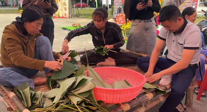 CLIP: Chủ nhà trọ cùng cán bộ Công đoàn gói bánh chưng tặng công nhân- Ảnh 5. CLIP: Chủ nhà trọ cùng cán bộ Công đoàn gói bánh chưng tặng công nhân- Ảnh 5.