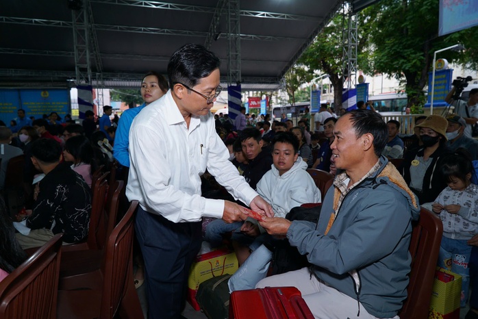 Công nhân phấn khởi khi được Bí thư Thành ủy TP HCM tặng quà Tết- Ảnh 7. Công nhân phấn khởi khi được Bí thư Thành ủy TP HCM tặng quà Tết- Ảnh 7.