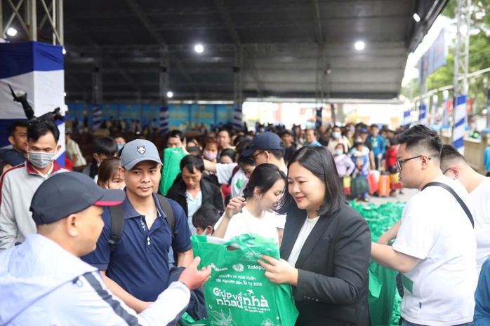 Công nhân phấn khởi khi được Bí thư Thành ủy TP HCM tặng quà Tết- Ảnh 8. Công nhân phấn khởi khi được Bí thư Thành ủy TP HCM tặng quà Tết- Ảnh 8.
