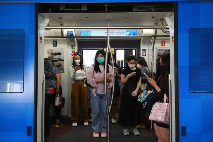 All aboard: People wear face masks during their commute on the first day of free rides on public buses and electric trains in Bangkok. The free ride policy, which lasts for seven days, starting Saturday, is part of the government's measure to combat PM2.5 pollution. (Photo: Somchai Poomlard) Please credit and share this article with others using this link: https://www.bangkokpost.com/thailand/general/2947510/air-pollution-hits-regional-agenda. View our policies at http://goo.gl/9HgTd and http://goo.gl/ou6Ip. © Bangkok Post PCL. All rights reserved. All aboard: People wear face masks during their commute on the first day of free rides on public buses and electric trains in Bangkok. The free ride policy, which lasts for seven days, starting Saturday, is part of the government's measure to combat PM2.5 pollution. (Photo: Somchai Poomlard) Please credit and share this article with others using this link: https://www.bangkokpost.com/thailand/general/2947510/air-pollution-hits-regional-agenda. View our policies at http://goo.gl/9HgTd and http://goo.gl/ou6Ip. © Bangkok Post PCL. All rights reserved.