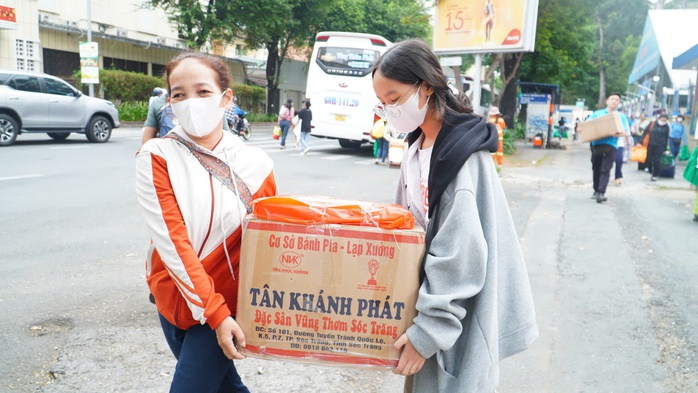 Công nhân phấn khởi khi được Bí thư Thành ủy TP HCM tặng quà Tết- Ảnh 9. Công nhân phấn khởi khi được Bí thư Thành ủy TP HCM tặng quà Tết- Ảnh 9.