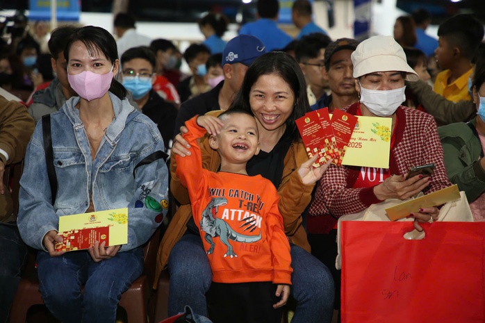 Công nhân phấn khởi khi được Bí thư Thành ủy TP HCM tặng quà Tết- Ảnh 3. Công nhân phấn khởi khi được Bí thư Thành ủy TP HCM tặng quà Tết- Ảnh 3.