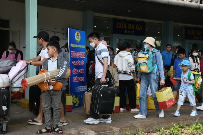 Vạn người ở Đồng Nai về Tết với “giá vé 0 đồng”- Ảnh 15. Vạn người ở Đồng Nai về Tết với “giá vé 0 đồng”- Ảnh 15.
