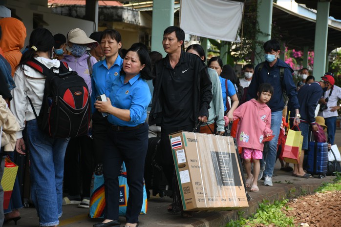 Vạn người ở Đồng Nai về Tết với “giá vé 0 đồng”- Ảnh 16. Vạn người ở Đồng Nai về Tết với “giá vé 0 đồng”- Ảnh 16.
