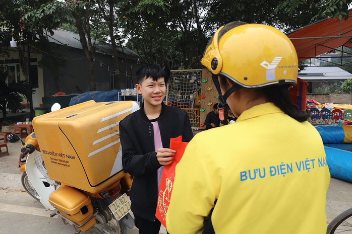 Bất ngờ với số đơn hàng giao mỗi ngày trong ngày cận Tết- Ảnh 1. Bất ngờ với số đơn hàng giao mỗi ngày trong ngày cận Tết- Ảnh 1.