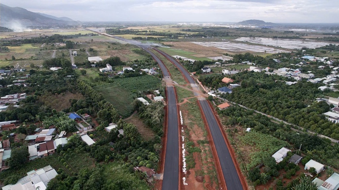 Cận cảnh cao tốc Biên Hòa - Vũng Tàu sau khi thảm lớp nhựa đầu tiên- Ảnh 1. Cận cảnh cao tốc Biên Hòa - Vũng Tàu sau khi thảm lớp nhựa đầu tiên- Ảnh 1.