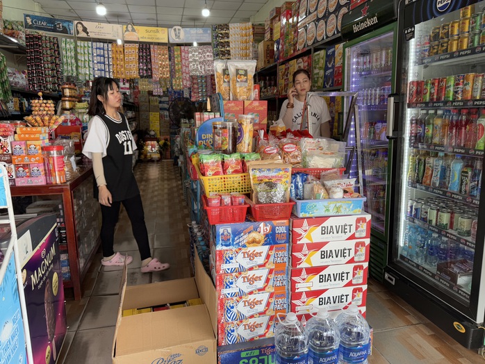 Bia, bánh kẹo Tết ê hề đang phải giảm giá tiếp- Ảnh 6. Bia, bánh kẹo Tết ê hề đang phải giảm giá tiếp- Ảnh 6.