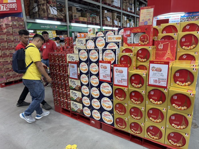 Bia, bánh kẹo Tết ê hề đang phải giảm giá tiếp- Ảnh 4. Bia, bánh kẹo Tết ê hề đang phải giảm giá tiếp- Ảnh 4.
