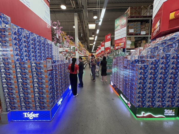 Bia, bánh kẹo Tết ê hề đang phải giảm giá tiếp- Ảnh 1. Bia, bánh kẹo Tết ê hề đang phải giảm giá tiếp- Ảnh 1.
