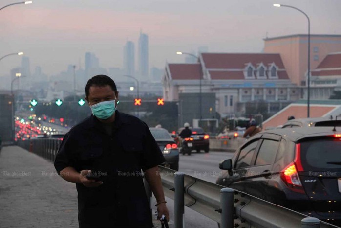 A pedestrian wearing a face mask uses the Phra Pinklao Bridge to cross the Chao Phraya River in Bangkok amid thick smog Thursday morning. (Photo: Jetjaras Na Ranong) Please credit and share this article with others using this link: https://www.bangkokpost.com/thailand/general/2945695/most-of-thailand-still-faces-red-levels-of-smog. View our policies at http://goo.gl/9HgTd and http://goo.gl/ou6Ip. © Bangkok Post PCL. All rights reserved. A pedestrian wearing a face mask uses the Phra Pinklao Bridge to cross the Chao Phraya River in Bangkok amid thick smog Thursday morning. (Photo: Jetjaras Na Ranong) Please credit and share this article with others using this link: https://www.bangkokpost.com/thailand/general/2945695/most-of-thailand-still-faces-red-levels-of-smog. View our policies at http://goo.gl/9HgTd and http://goo.gl/ou6Ip. © Bangkok Post PCL. All rights reserved.