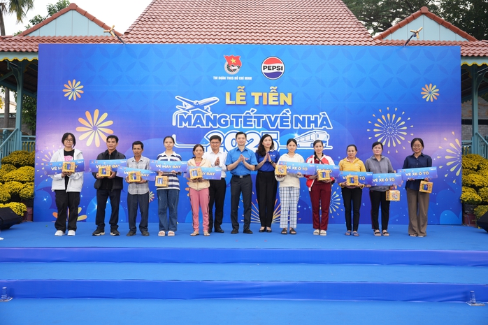 Mang Tết về nhà- Ảnh 1. Mang Tết về nhà- Ảnh 1.